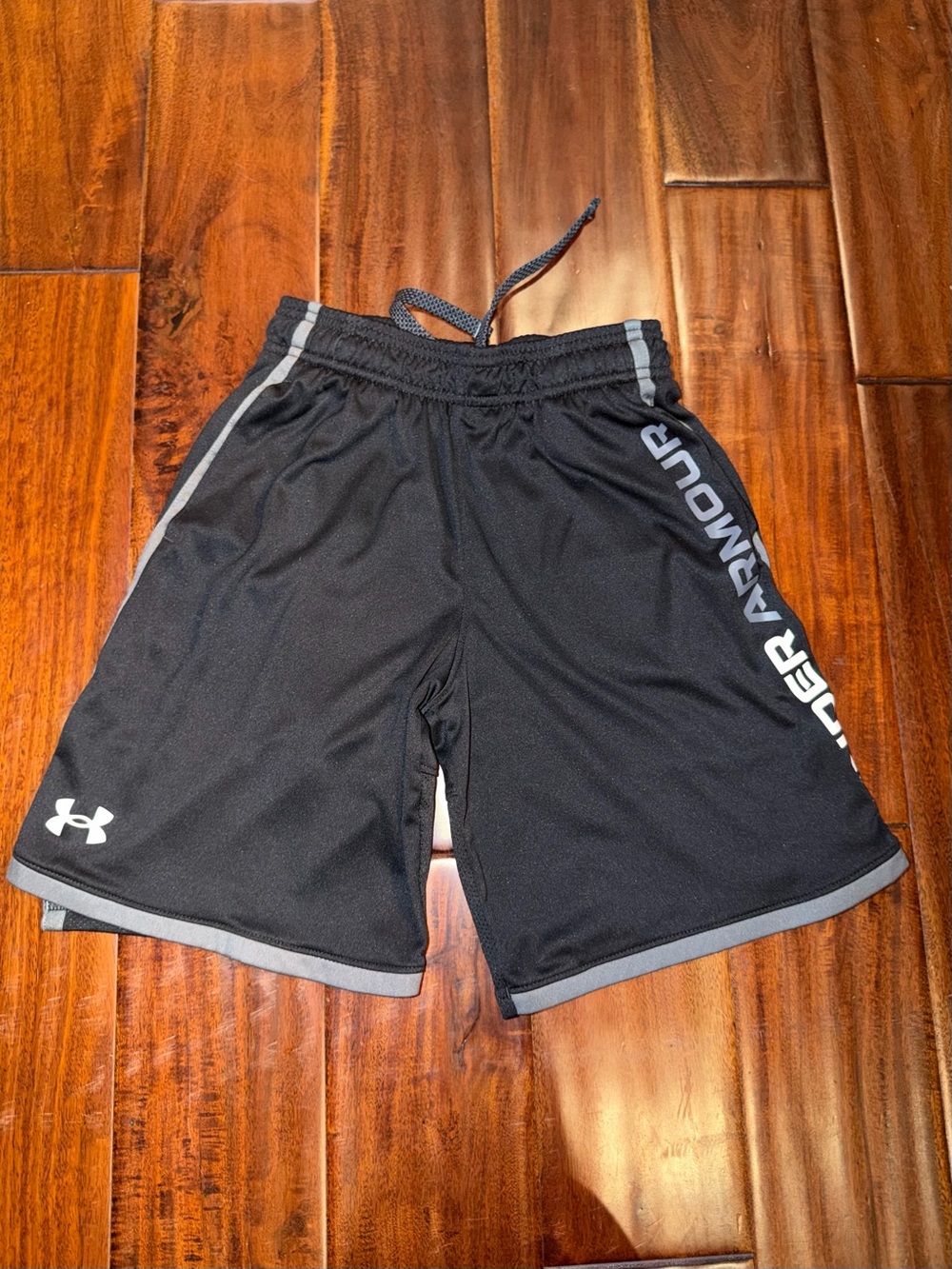 UA athletic shorts - Youth M